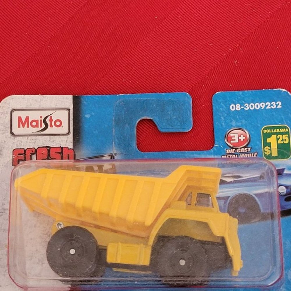 2014 MAISTO, VOLVO MINING DUMP TRUCK SHORT CARD, MINT IN THE PACKAGE!!!